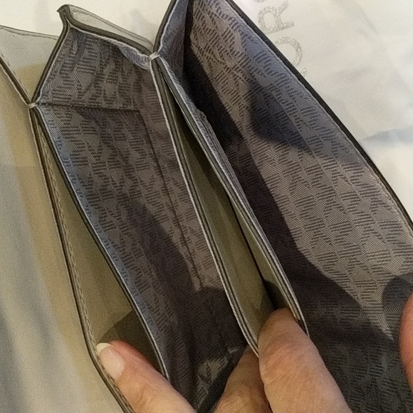 MK clutch handbag Must have ! Beautiful - Picture 2 of 8